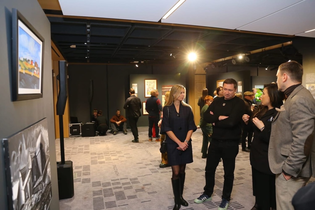 Роза Тапанова (друга справа)