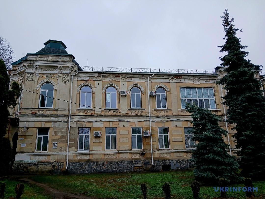 Будівля земської управи, де нині розміщена поліклініка