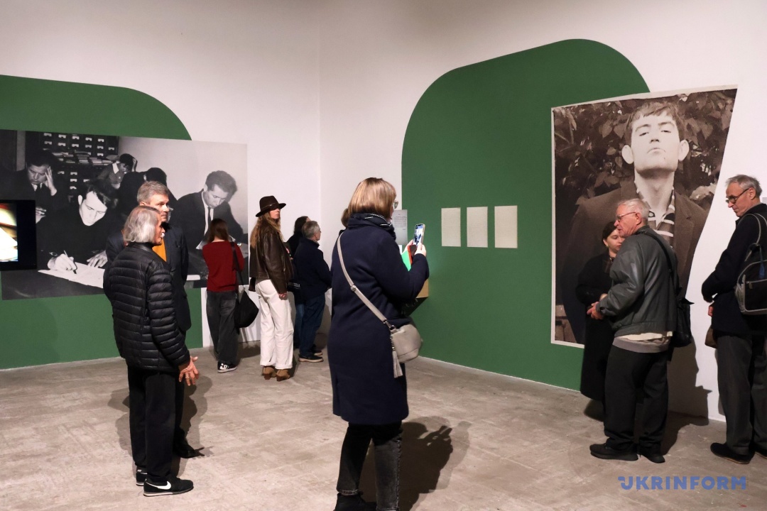 Відвідувачі виставки у Мистецькому арсеналі.
