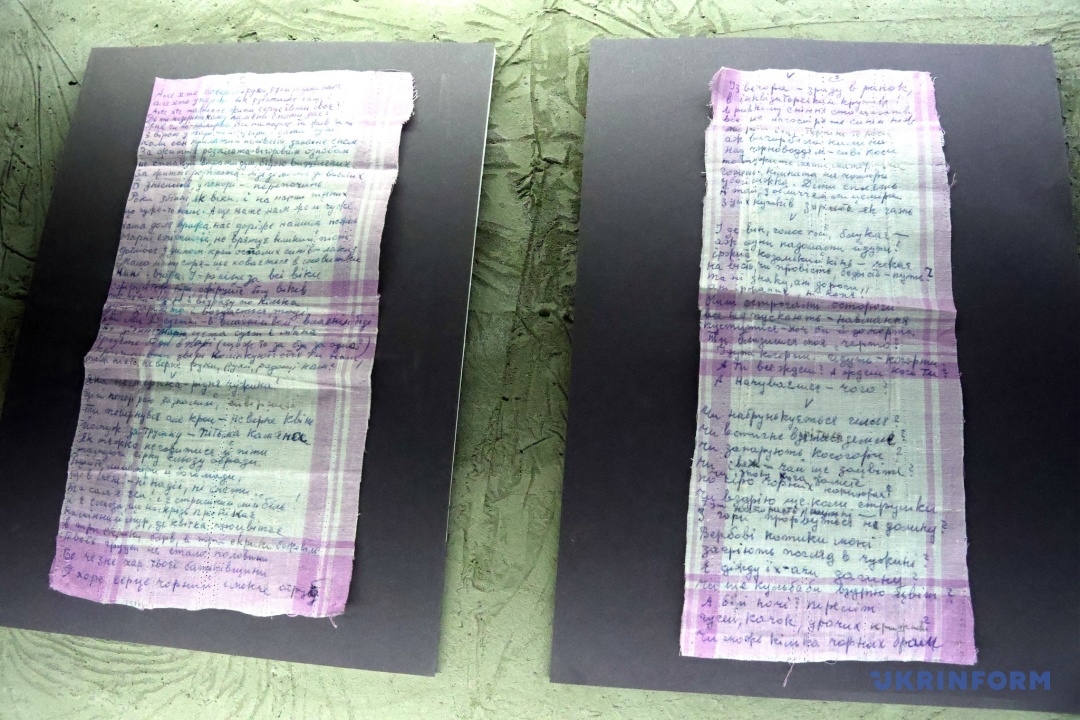 Написаними на тканині вірші Василя Стуса вдалося вивезти  до США  у 1979 році. 