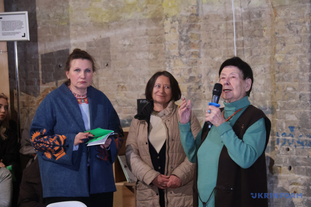 Ольга Мельник (ліворуч) і Маргарита Довгань (праворуч) на відкритті виставки.