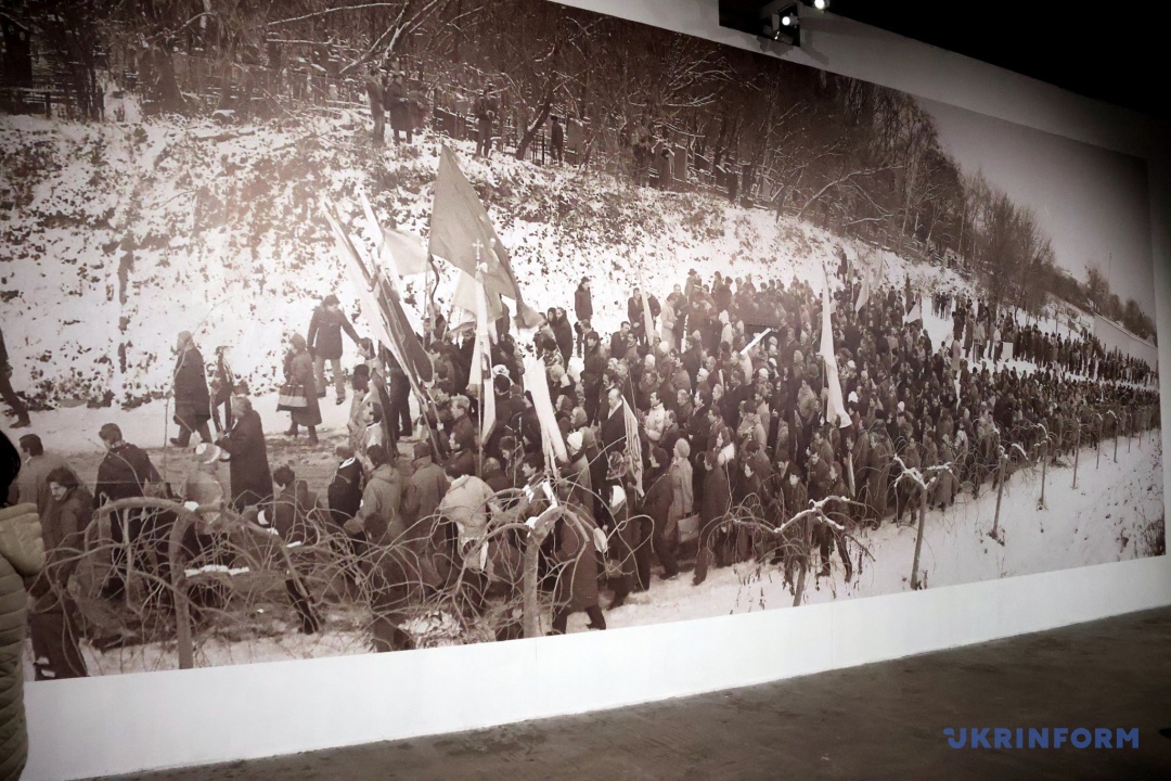 Процесія перепоховання Василя Стуса, Юрія Литвина і Олекси Тихого на Байковому кладовищі. Архівне фото Лади і Валентина Бондаренків в експозиції виставки.