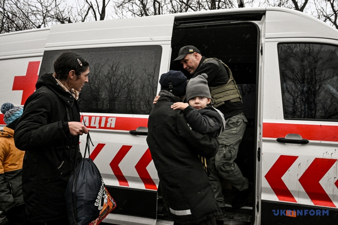 Евакуація дітей / Фото: Дмитро Смольєнко / Укрінформ