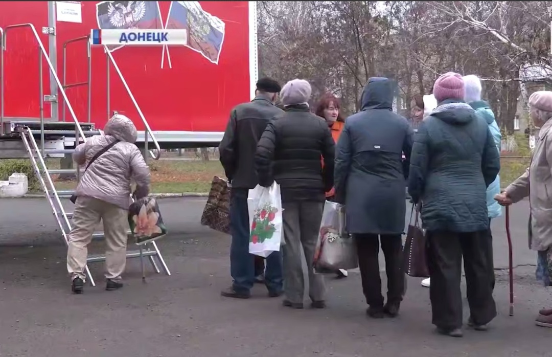 Черга до лікарів біля автопоїзду здоров'я