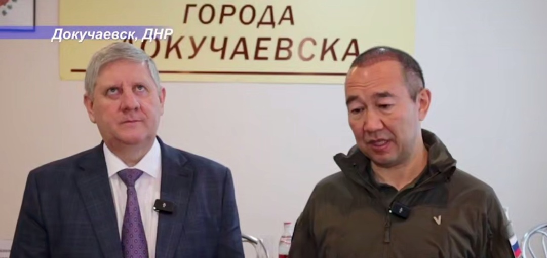 Глава Республіки Саха (Якутія) Айсен Ніколаєв (справа) в Докучаєвській лікарні разом з «головою уряду ДНР» Андрієм Чертковим