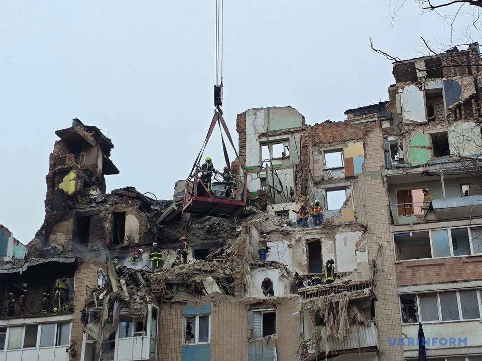 До пошукових робіт у Тернополі залучені близько 180 рятувальників із 9 регіонів України