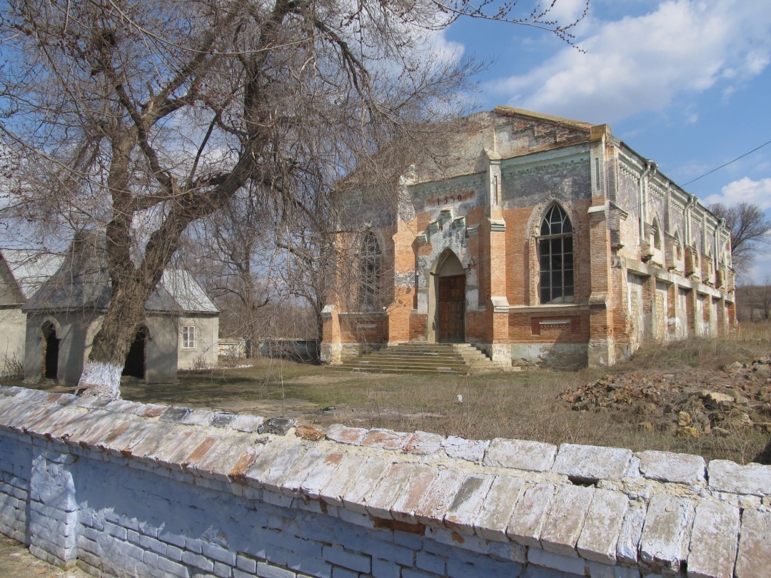 Занедбана будівля лютеранської церкви у с. Веселий Кут (у минулому – Алекзюсверт, до 1945 – Париж), Болградського р-ну, Одеської обл. Париж був однією з найбільших німецьких колоній Бессарабії. Фото: wikipedia