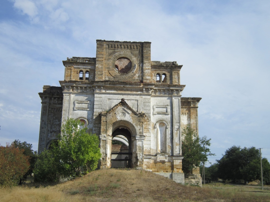 Руїни римо-католицького собору Пресвятої Трійці в німецькому поселенні Кандель (нині селище Лиманське, Одеська обл.). Використовується місцевим інтернатом як склад вугілля. Фото: wikipedia