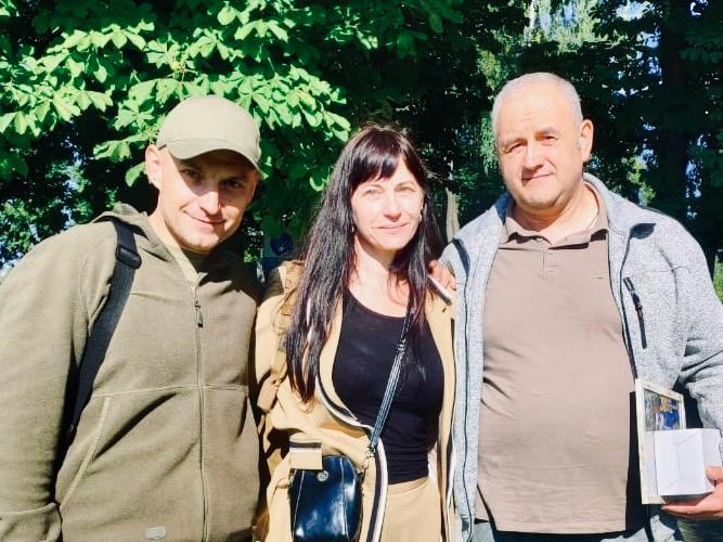 Володимир із дружиною Тетяною та командиром медичної роти 30-ї бригади Олегом Довганем