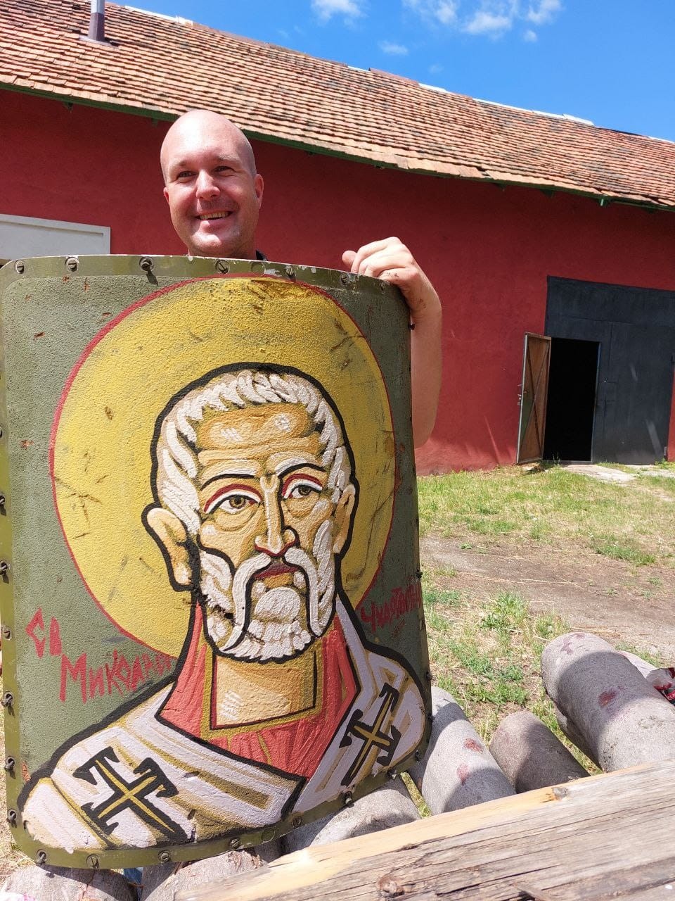 Робота Романа Хмеляра на уламкові російської ракети - на ньому він намалював Святого Миколая