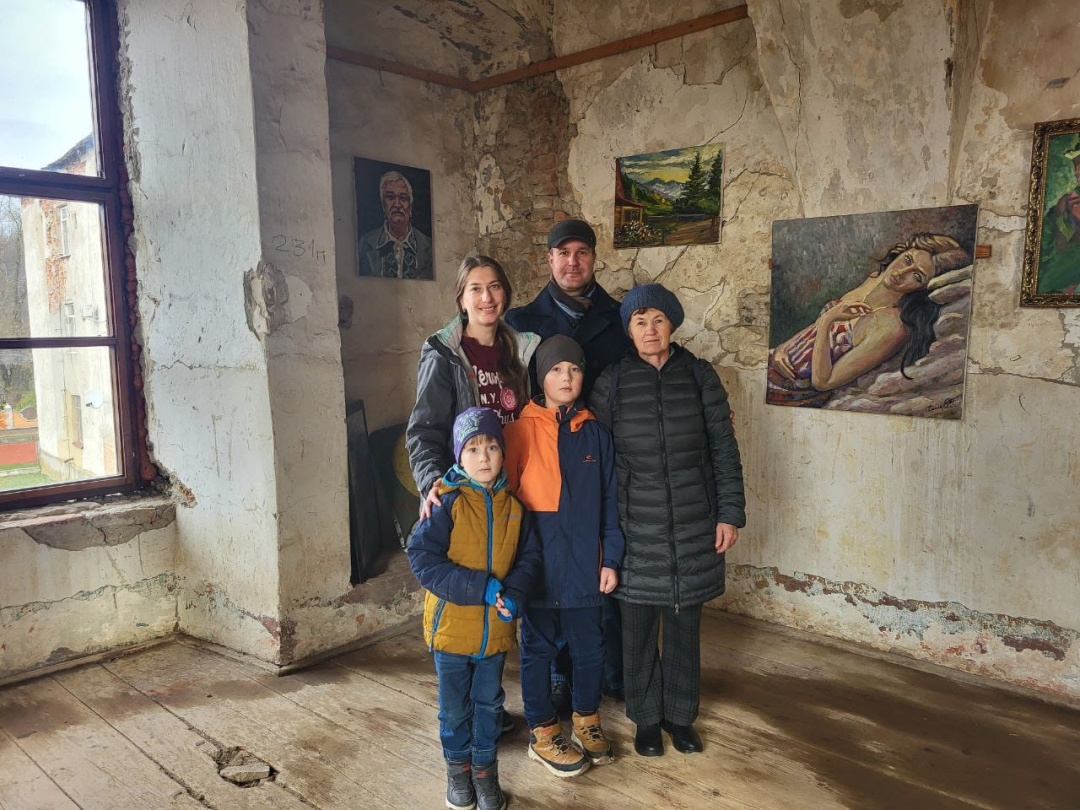 Роман Хмеляр з родиною на відкритті персональної виставки 