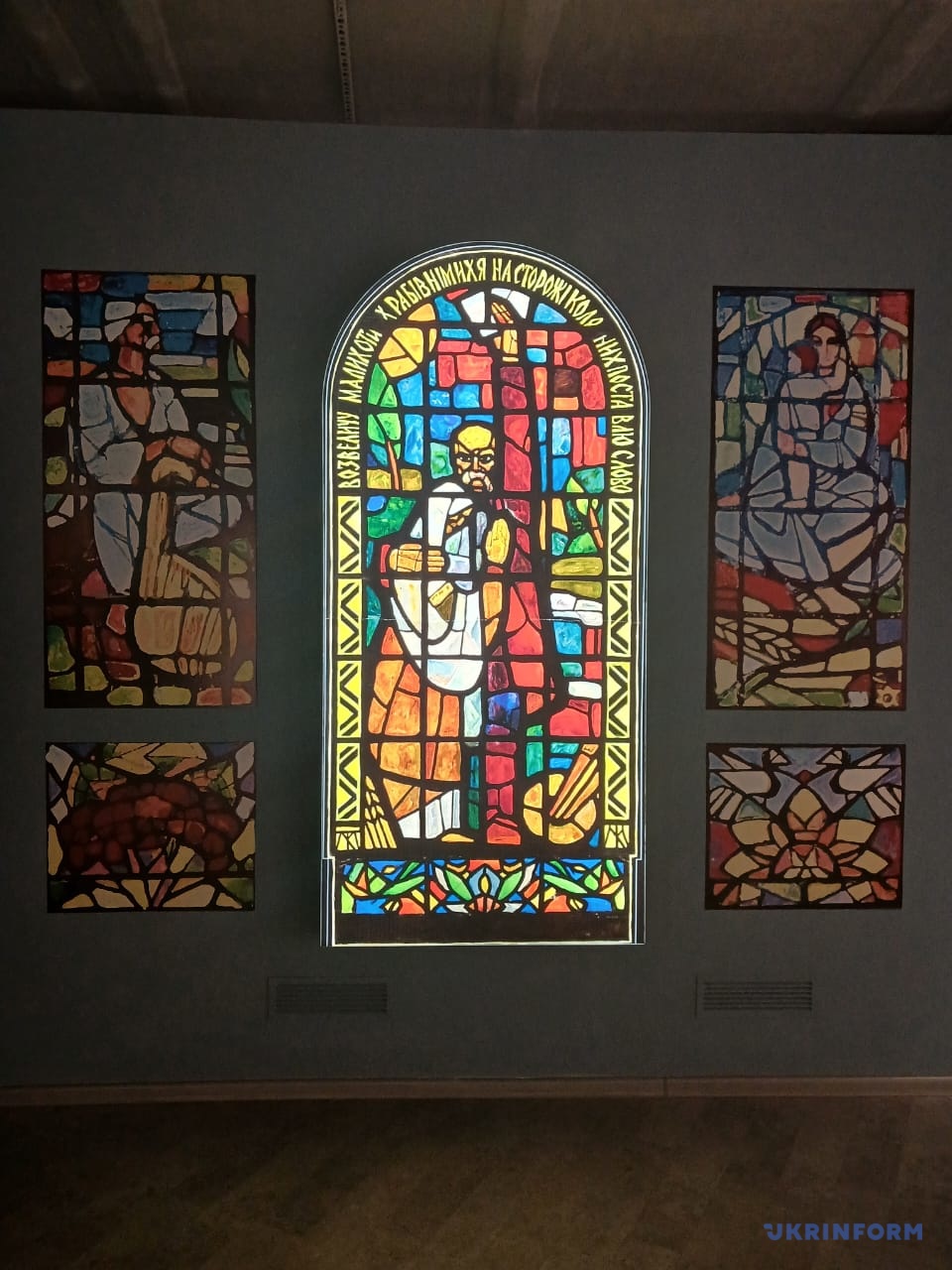 Муляж вітража «Шевченко. Мати» у виставці «Опанас Заливаха. Хто ми?» у Центрі інтелектуального мистецтва «Меркурій» (Львів), 2024 рік. Фото Валентини Самченко.