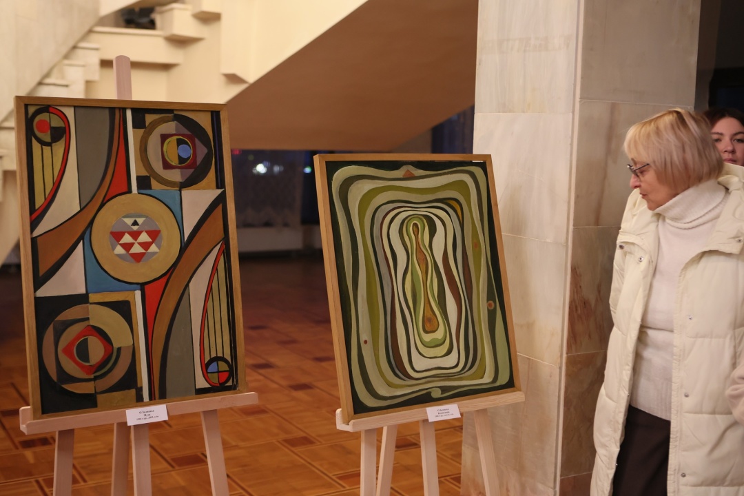 «Муза» і «Композиція» Опанаса Заливахи у виставці до 100-ліття митця в Івано-Франківському  театрі імені Івана Франка. Фото Юрія Рильчука.