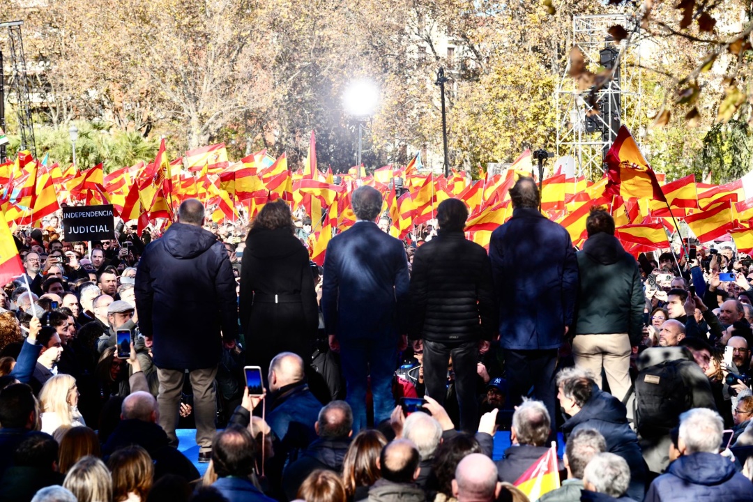 В Іспанії почалися протести - десятки тисяч людей вимагають позачергових виборів