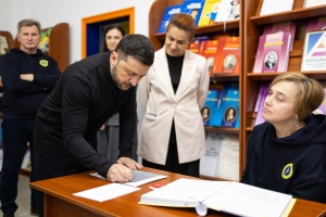 Zelensky spoke with veterans undergoing rehabilitation at Trinity Hub center