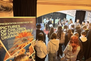 У Празі відкрилася виставка картин юних художниць із Харкова