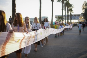 Рушник єдності на Кіпрі: Українці пронесли 180-метровий символ незламності в Лімасолі