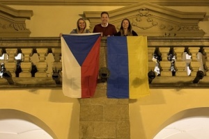 Три замість одного: на парламенті Чехії стало більше українських прапорів