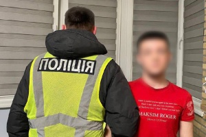 У Києві встановили особу молодика, який співав російські пісні у формі поліцейського