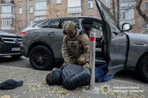 У Києві затримали трьох шахраїв, які «влаштовували» на роботу в ОП за $100 тисяч