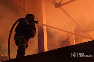 Уночі ворог вдарив безпілотниками по підприємству на Чернігівщині, виникла пожежа