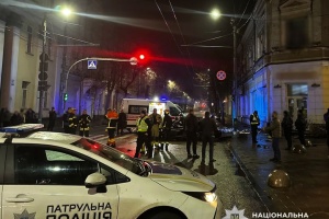У центрі Житомира автівка врізалася в будинок - двоє загиблих та двоє травмованих