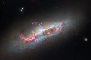 Hubble показав незвичайну галактику з перемичкою у сузір’ї Південної Гідри