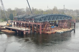 Під столичним мостом Метро встановлюють підтримуючі конструкції