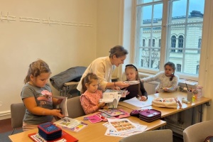 Посольство передало Українській недільній школі у Стокгольмі навчальні посібники