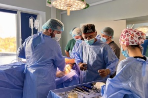 Французький ортопед-травматолог, який лікує футболістів «ПСЖ», провів 14 операцій у Львові 