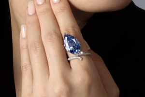 На аукціоні Christie’s продали блакитний діамант за понад $25 мільйонів