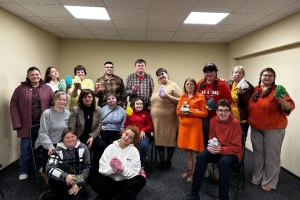 У Тростянці на Сумщині показали інклюзивну виставу «Кавові обійми»