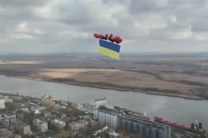 З Херсона на лівий берег Дніпра запустили український прапор