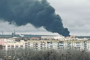 Дрон РФ вдарив по промисловому підприємству в Сумах, у місті - значне задимлення