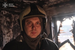 Russian attack on Kyiv: Rescuer extinguishes fire in his own apartment