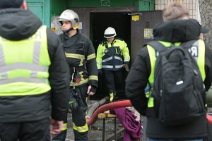 Рятувальники продовжують пошукові роботи на місці завалу в Деснянському районі Києва