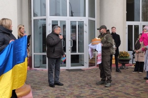 На Хмельниччині зустріли військового, який понад два роки провів у російському полоні