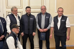 Зеленський зустрівся з французькими рибалками, які передають Україні антидронові сітки