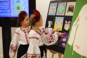 У Європарламенті відкрилася виставка дитячих картин про вишиванку