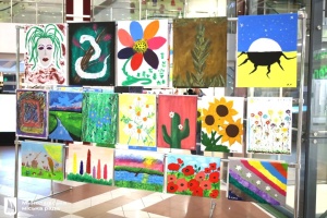 У Миколаєві відкрилася виставка картин, створених дружинами, матерями та доньками військових