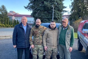 На Прикарпатті граф Рено з Бельгії передав 11 автомобілів для українських військових