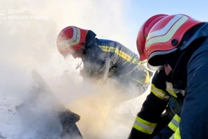 На Прикарпатті ліквідували пожежу на критичному об’єкті після ворожого обстрілу