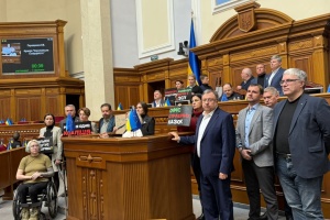 «Євросолідарність» знову намагається блокувати трибуну парламенту