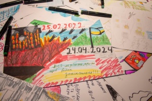 У Херсоні відкрили виставку «Діти Херсонщини передають послання надії українській діаспорі»