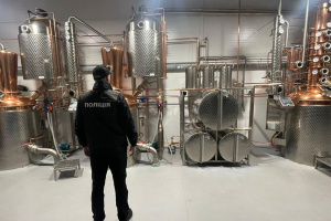 У двох областях викрили підпільні спиртзаводи та вилучили алкоголю на понад ₴5 мільйонів