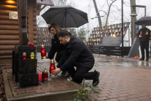 ゼレンシキー大統領夫妻、尊厳革命犠牲者を追悼