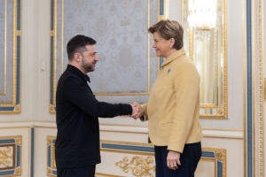 Zelensky trata con Braže defensa, reconstrucción y diplomacia