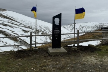 Monument to Dmytro Kotsiubailo “Da Vinci” relocated to Carpathians