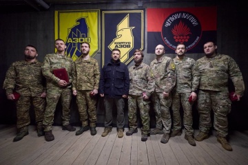 Volodymyr Zelensky rencontre les militaires d’« Azov » en première ligne sur le front de Dobropillia