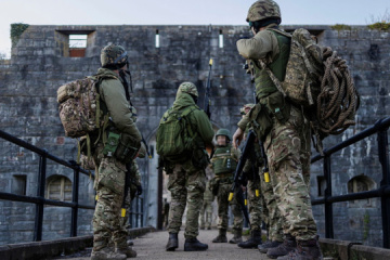 Marines destruyen dos embarcaciones rusas que intentaban cruzar el río